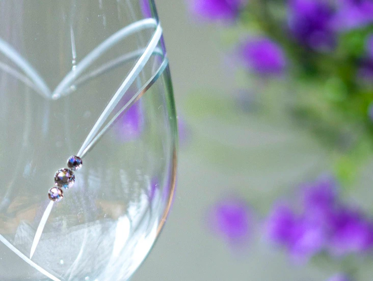 Rødvin og hvitvinsglass i krystall med dekor