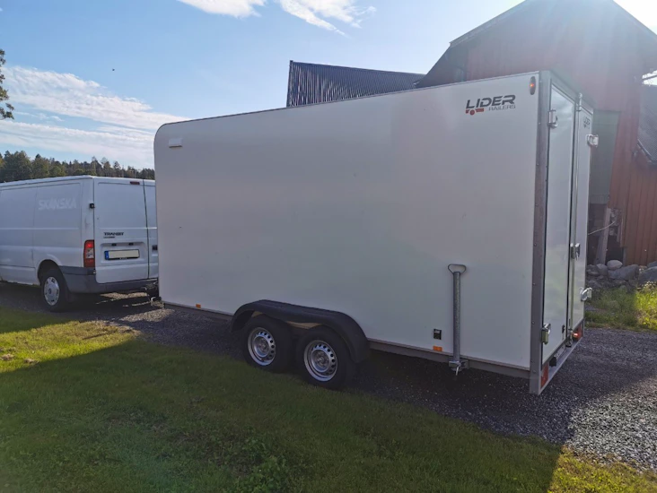 Extra stort släp uthyres - enkelt att köra