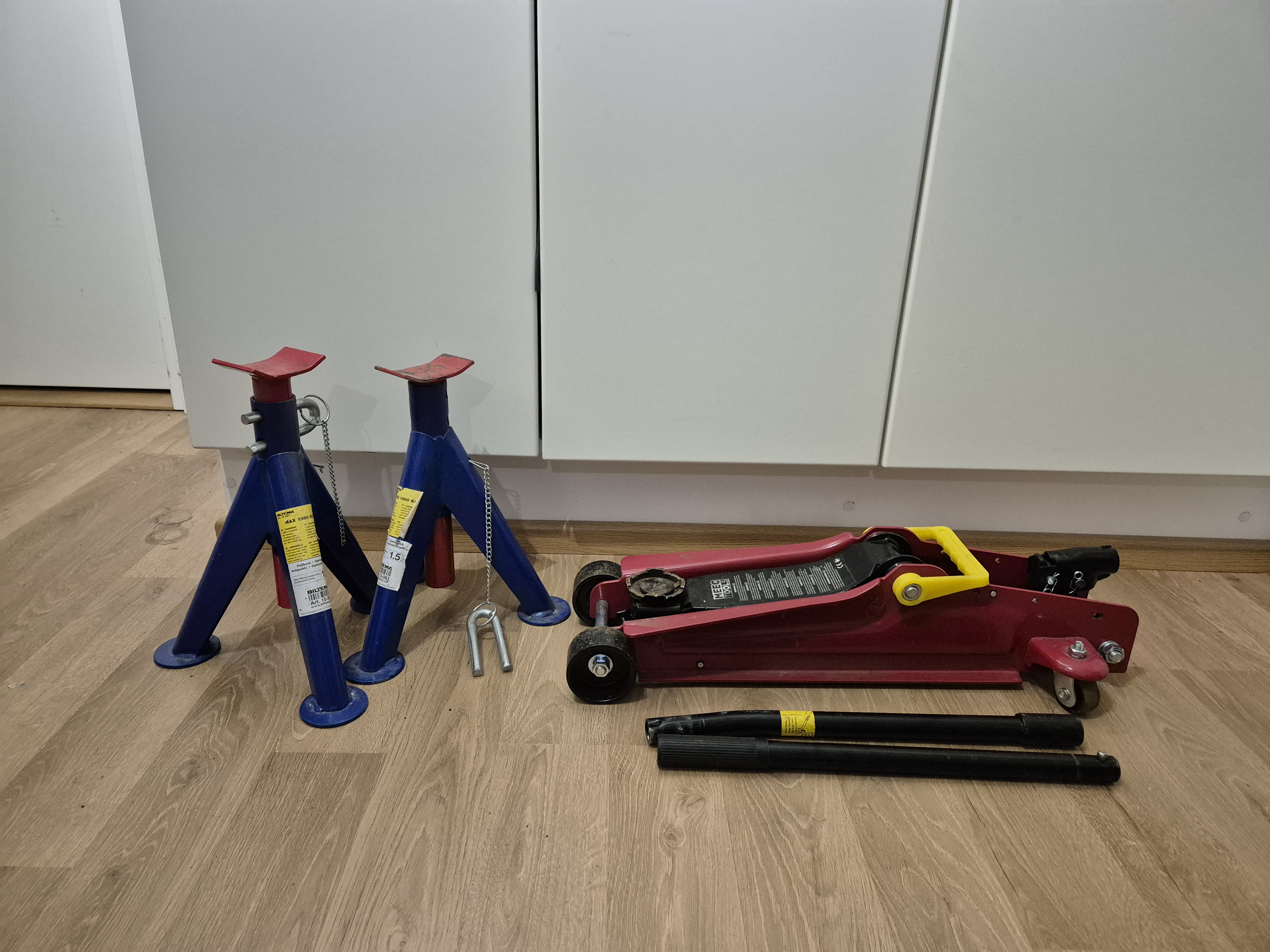 Hallitunkki matala 2t + 2 kpl autopukkia 1,5t