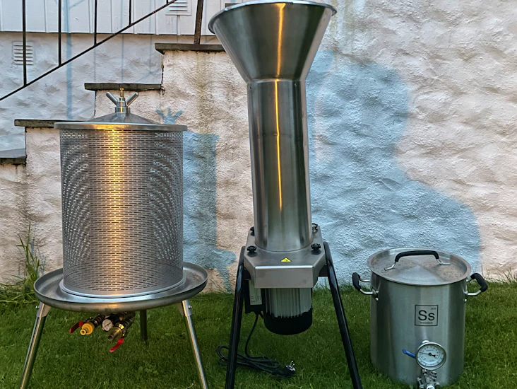 Mostsett: hydropresse, elektrisk kvern og kjele