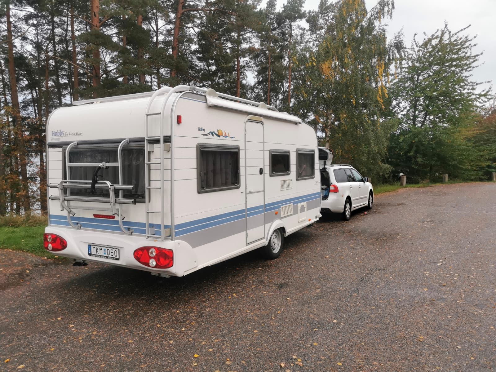 Väldigt fräsch och mysigt hobby 450 delux 4pers + markis + solpanel
