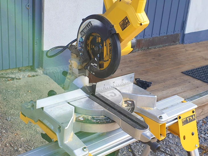 Kap/gersåg dewalt dw770gp med stativ