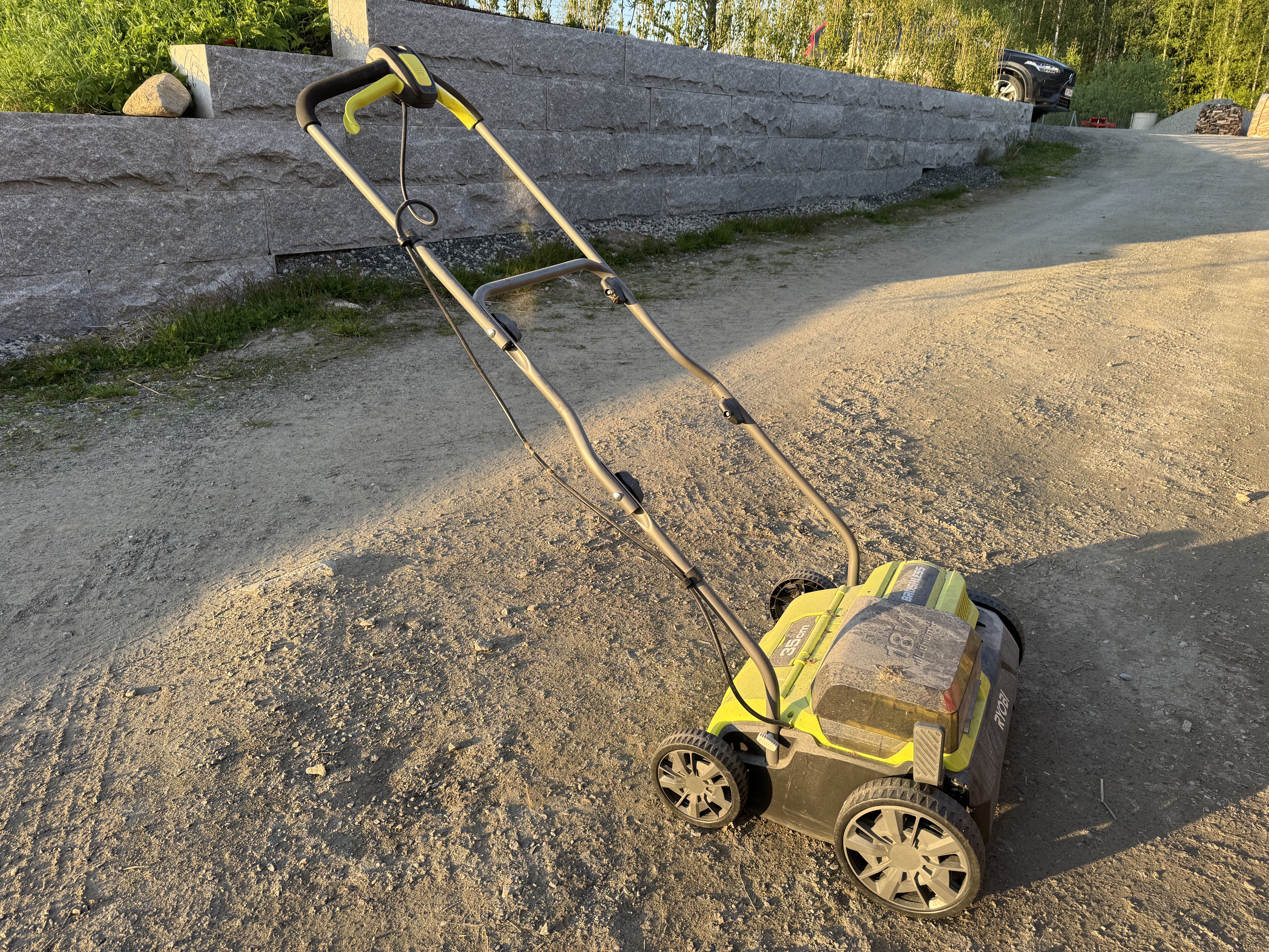 Ryobi batteridrevet vertikalskjærer