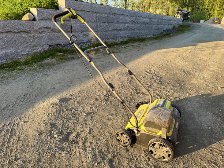 Ryobi batteridrevet vertikalskjærer