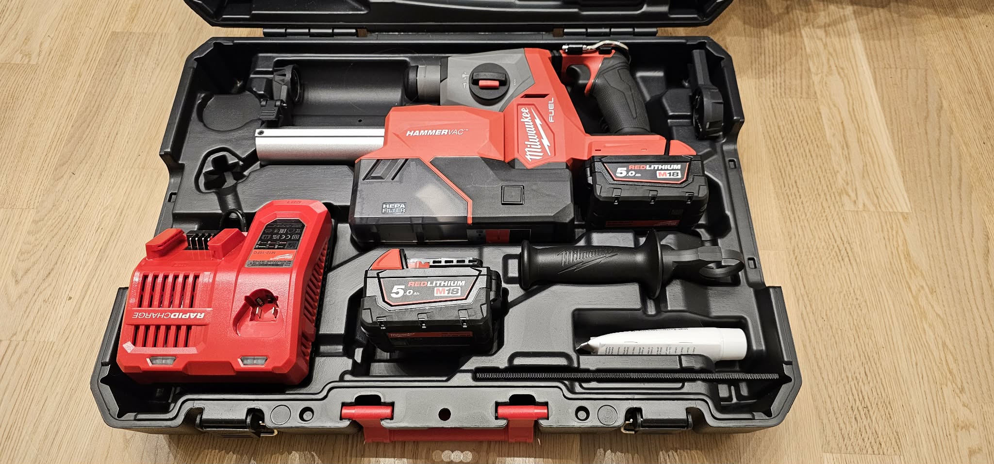 Kraftfull sladdfri borrhammare milwaukee m18 fuel + 2 st 5ah batterier, laddare, borrar & väska