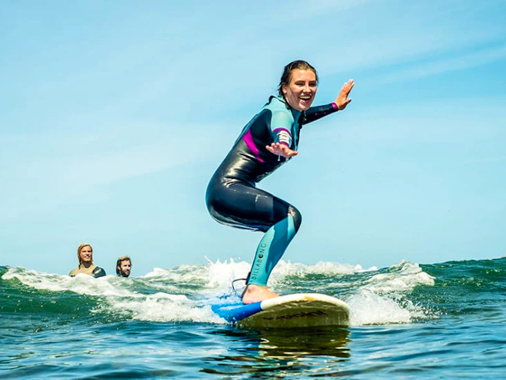 Surfebrett og våtdrakt