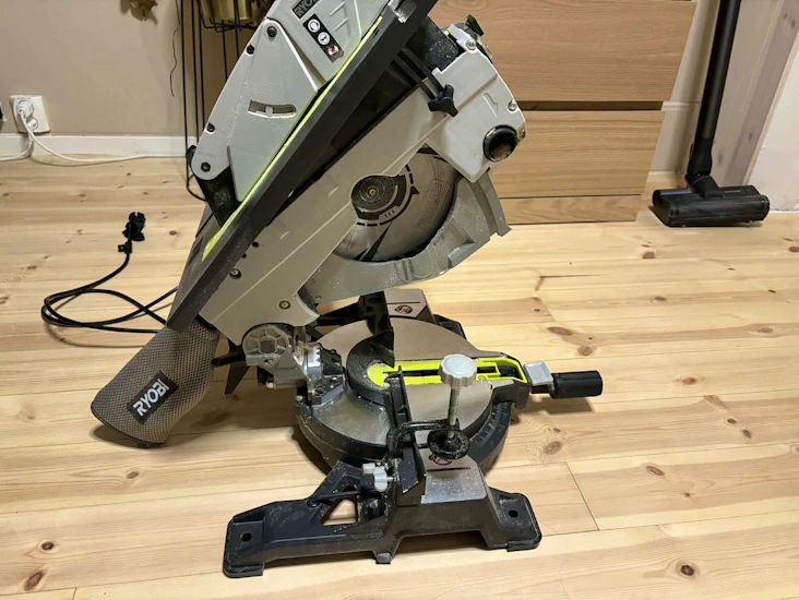 𝐑𝐲𝐨𝐛𝐢 𝐑𝐓𝐌𝐒𝟏𝟖𝟎𝟎-𝐆 – 𝟐-𝐢-𝟏 𝐊𝐨𝐦𝐛𝐢𝐬𝐚𝐠 (𝐁𝐨𝐫𝐝- 𝐨𝐠 𝐠𝐣æ𝐫𝐬𝐚𝐠)