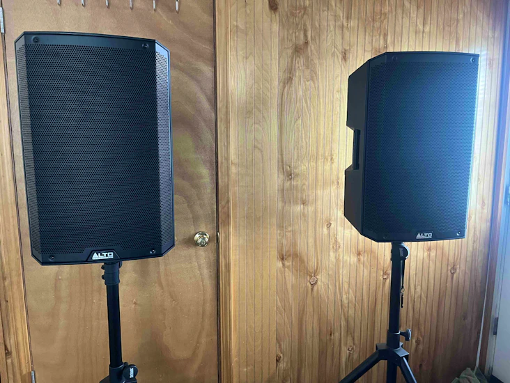 2 alto professional ts315 2000-watt 15-inch powered speakers with stands