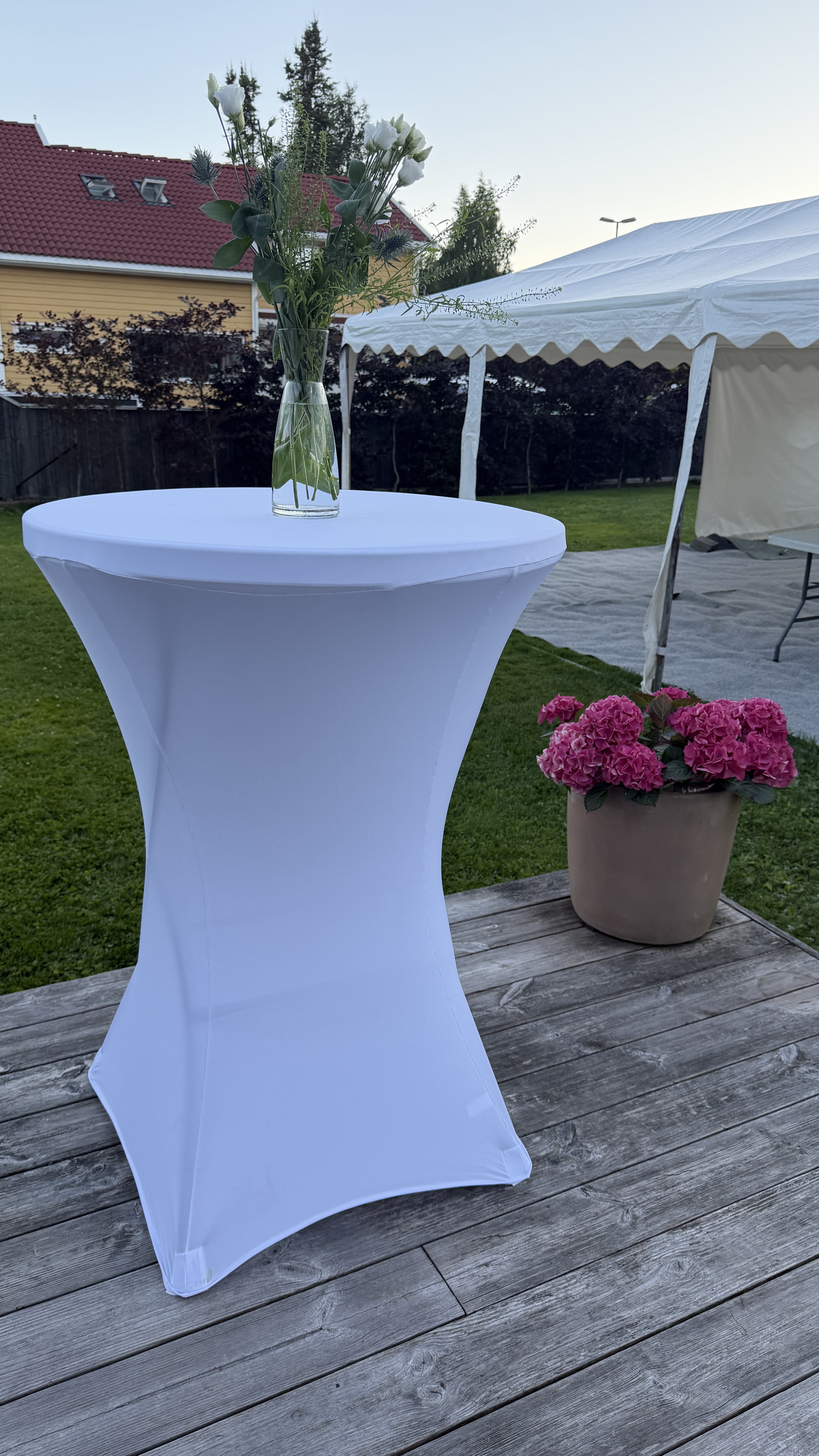 Ståbord 3 stykk, med røde, hvite eller svarte duker