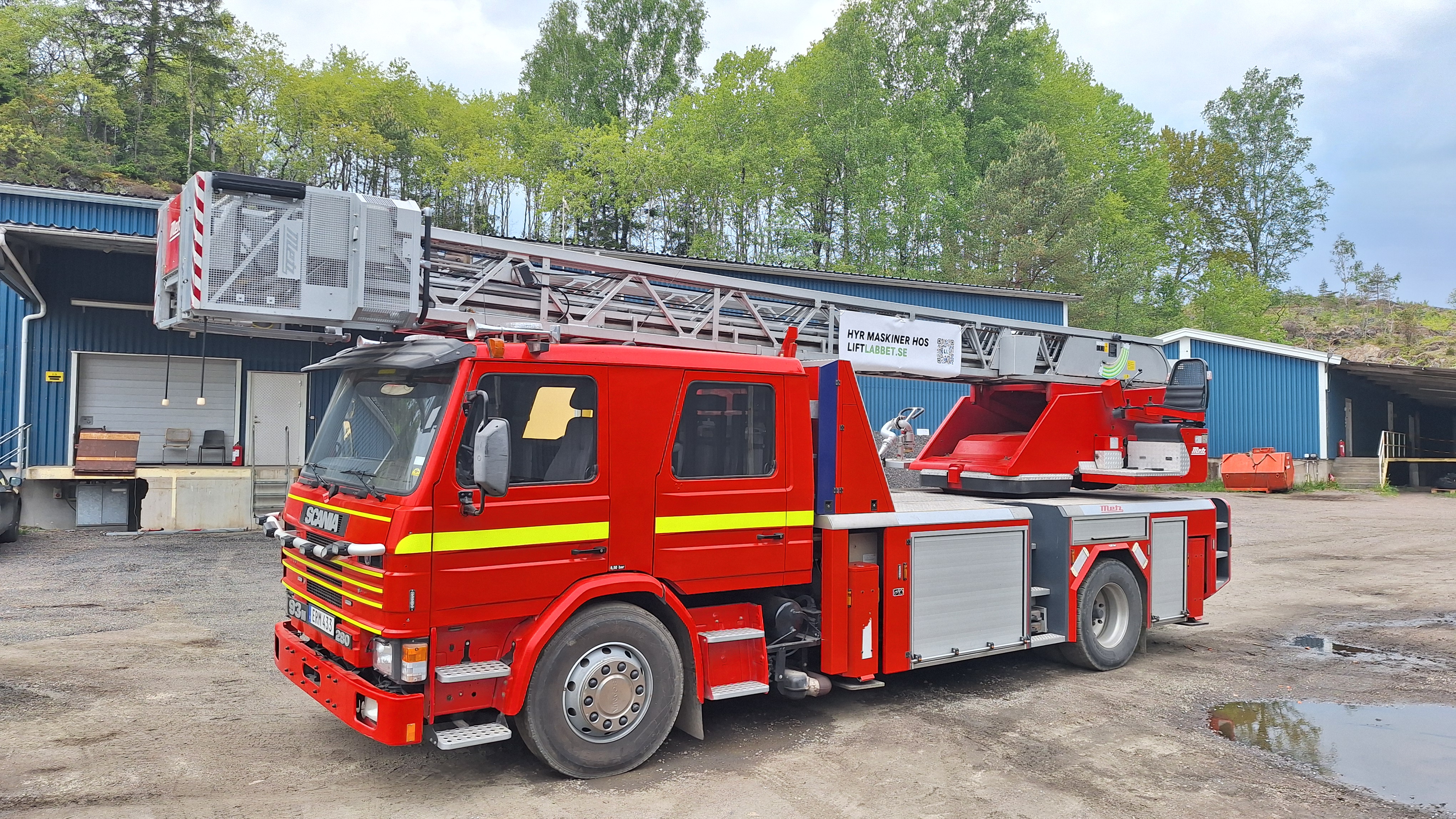 Brandbil, lift, skylift, stegbil uthyres med förare