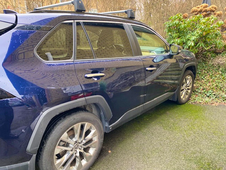 Toyota raw 4 hybrid lyxutrustad