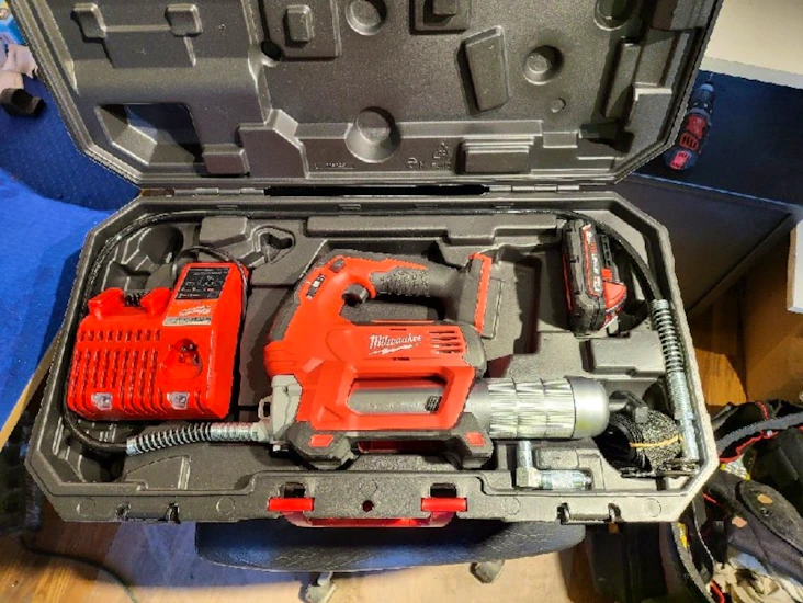 Elektrisk fettspruta milwaukee 18v