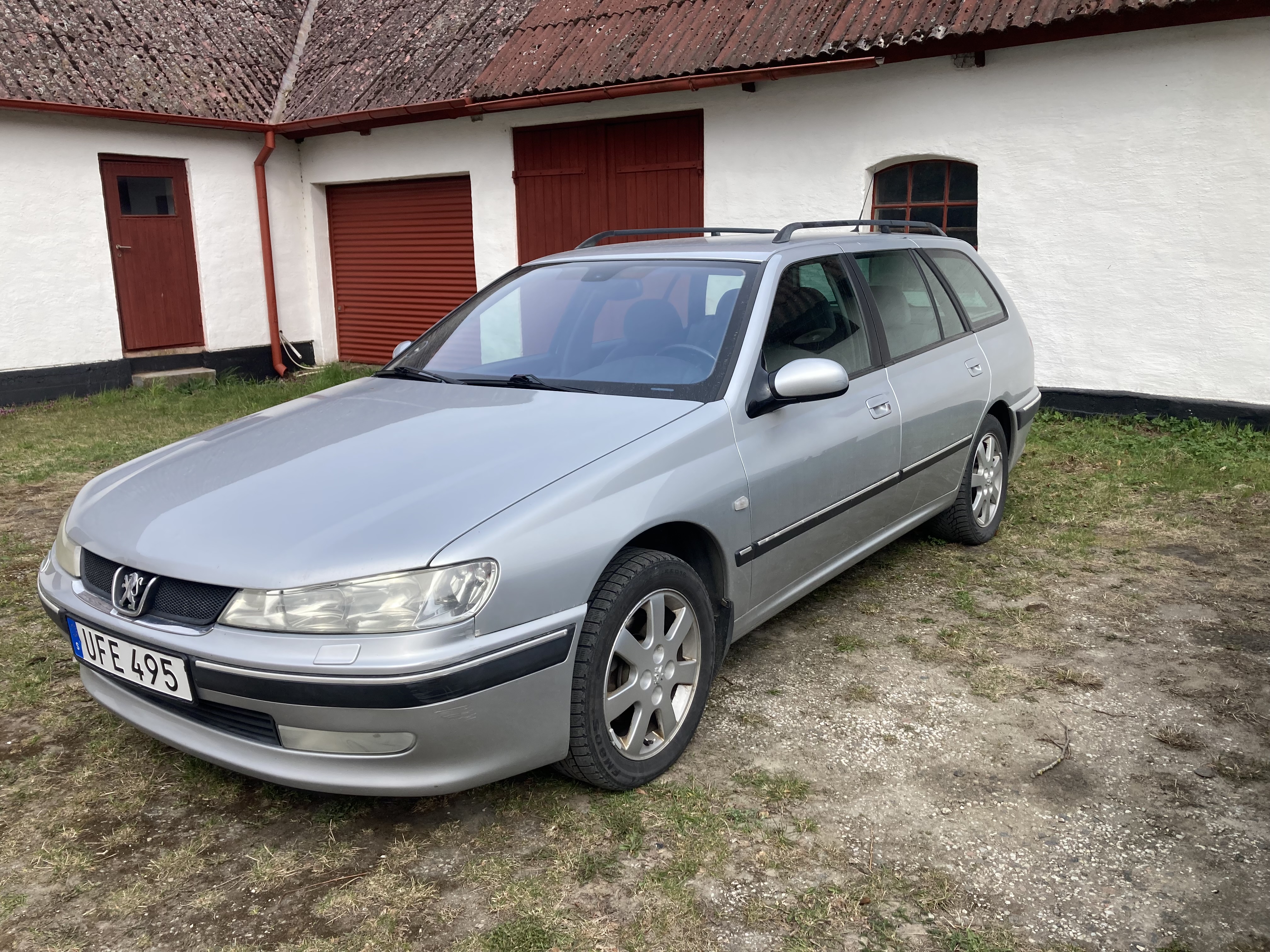 Rymlig peugeot automat med dragkrok 