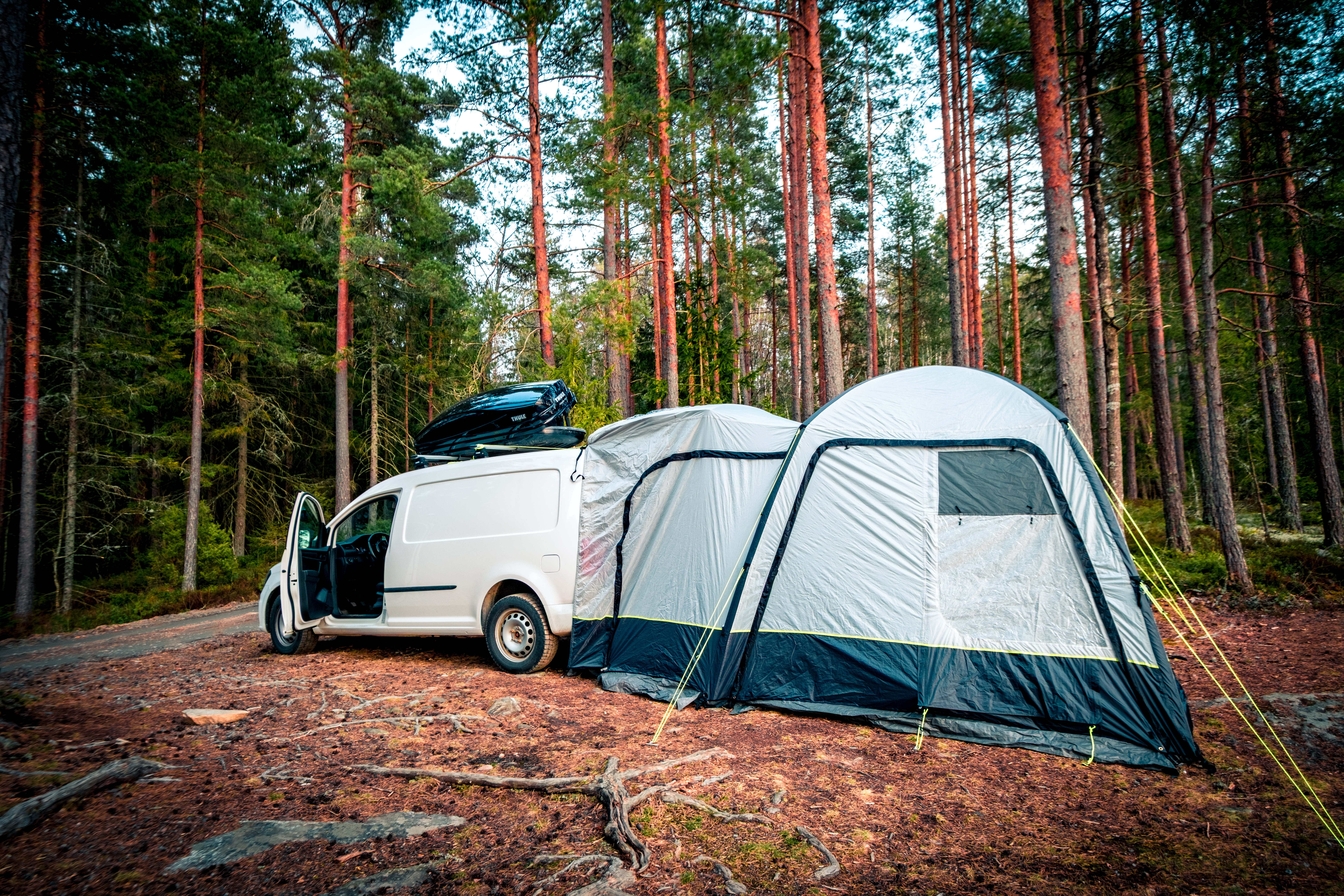 Fult utstyrt campervan med takboks og bakluketelt