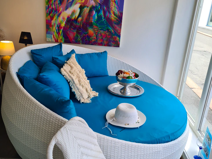 Dagseng lounge i hvit med blå puter