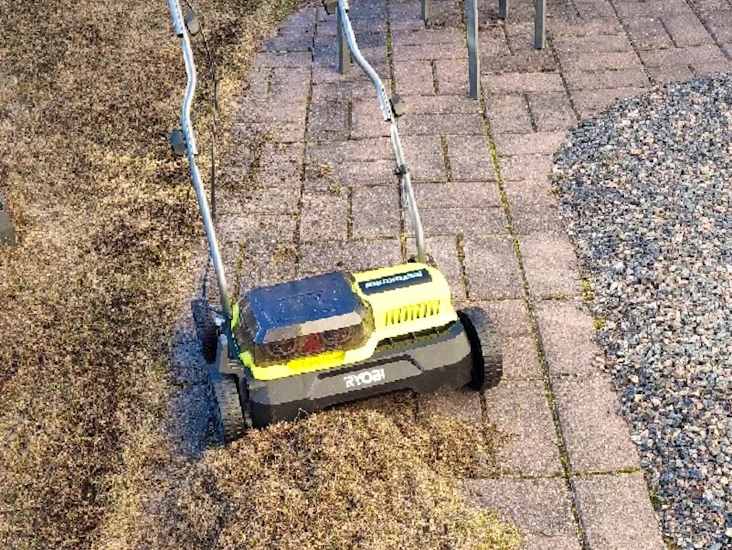 Nurmikon ilmaaja/pystyleikkuri