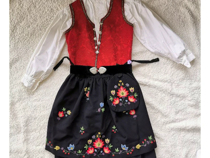 Barnebunad fra 1950 - tallet frafjord mønster