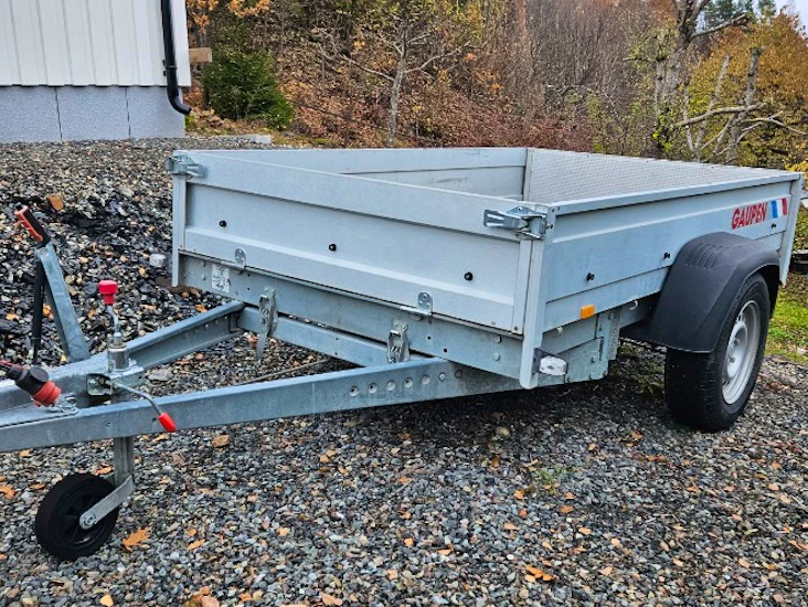 Praktisk tilhenger med tipp og brems leies ut