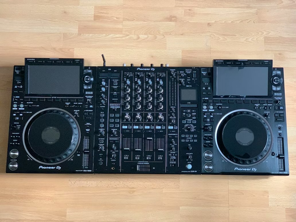2 × cdj-3000 professional media players + 1 × djm-a9 4-channel professional mixer