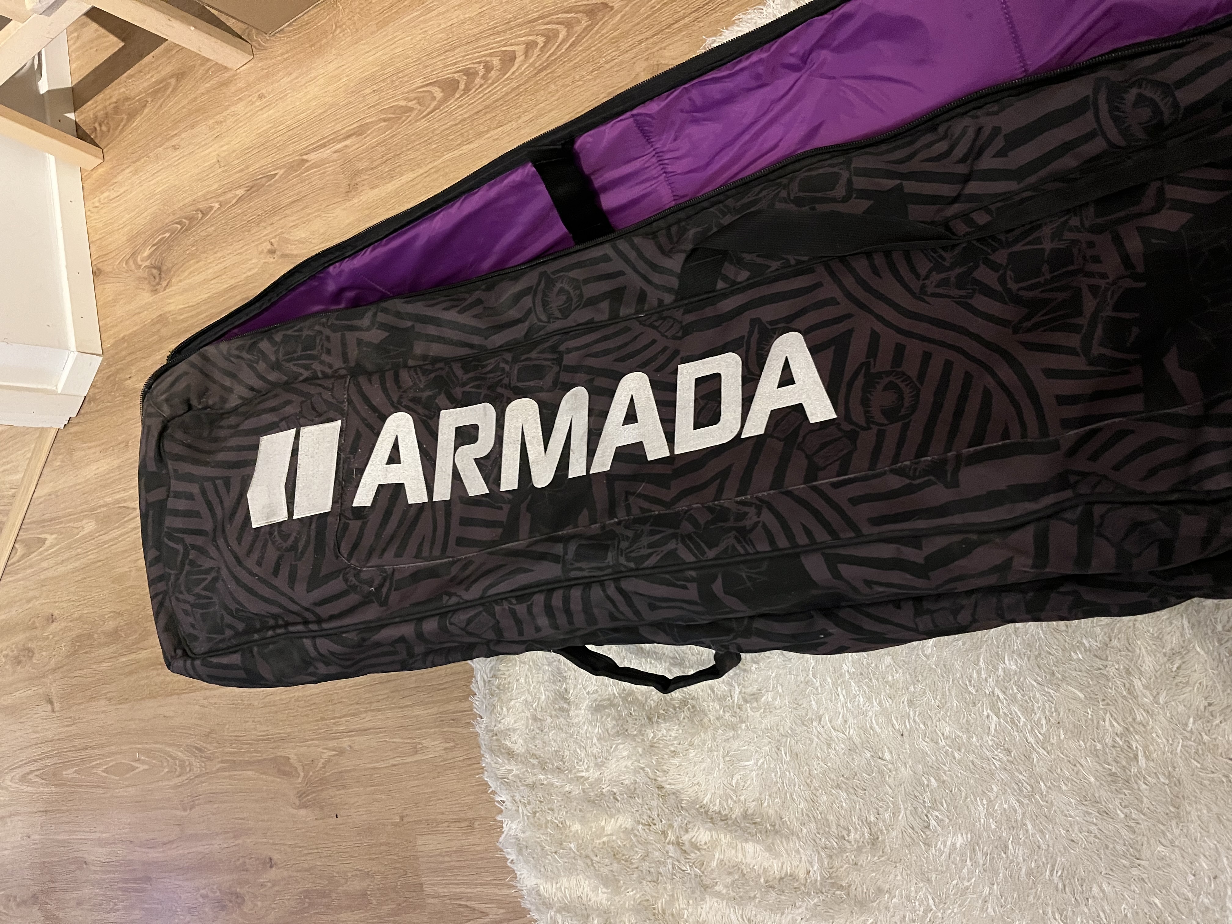 Armada iso suksipussi, jopa kuudet sukset