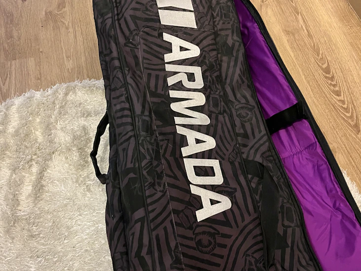 Armada iso suksipussi, jopa kuudet sukset