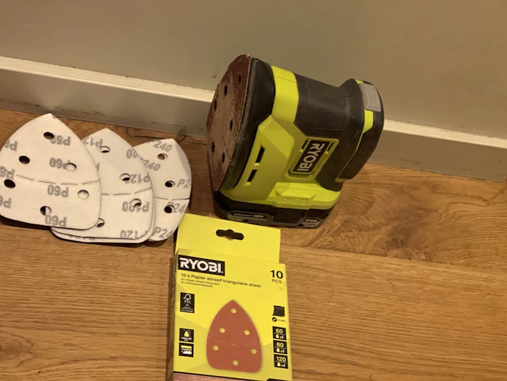 2 stk splitternye slipemaskiner m. sandpapir