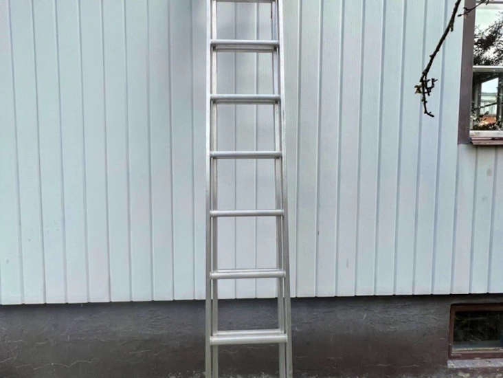 Ovanligt lång stege i aluminium