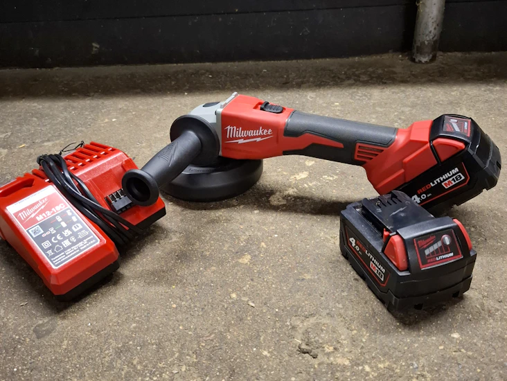 🔴 lej professionel milwaukee vinkelsliber – 75 kr./dag