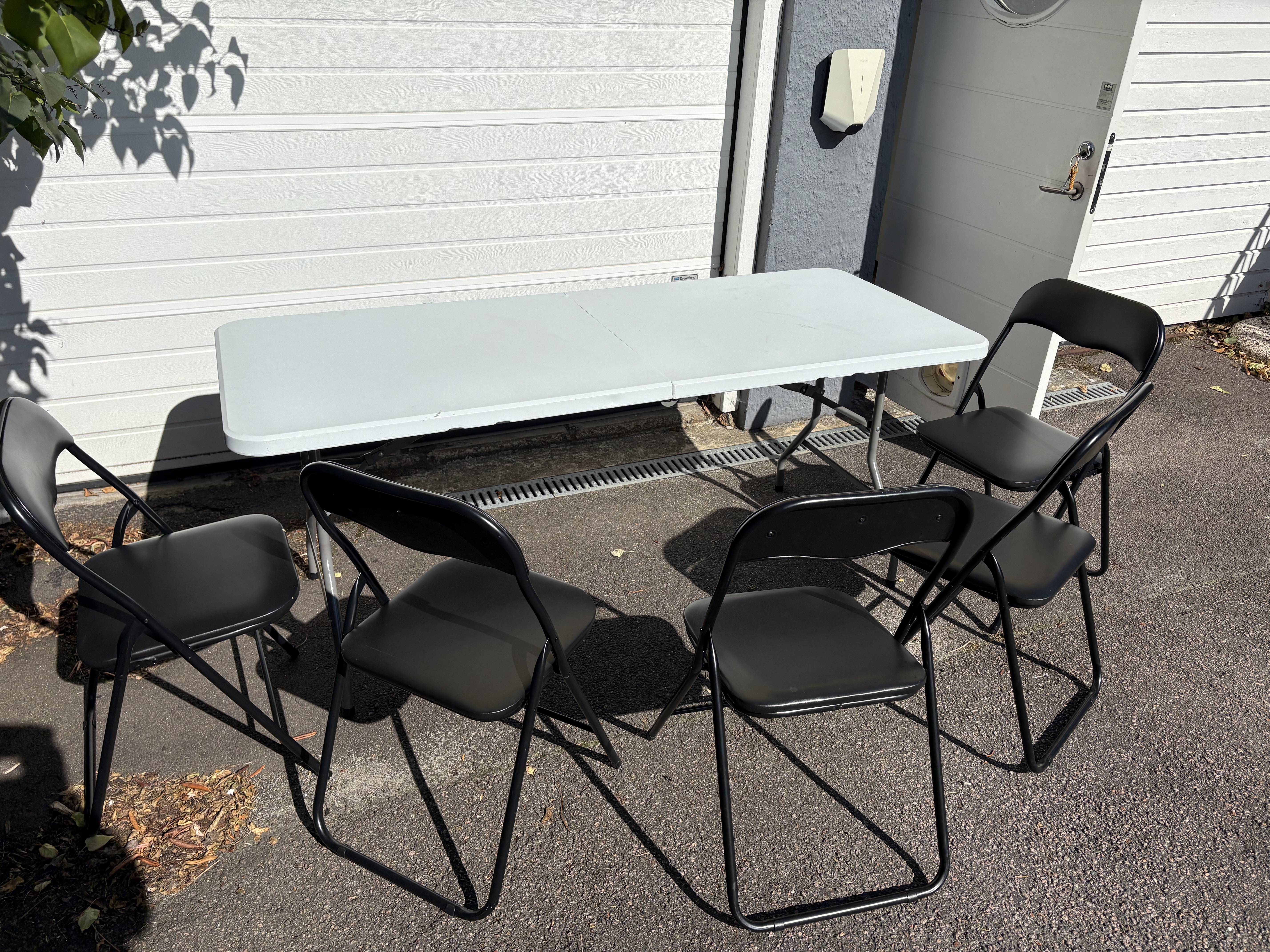 Klappbord + fem stolar 