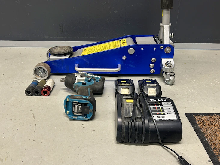 Renkaanvaihtosetti tunkki + pulttimopo