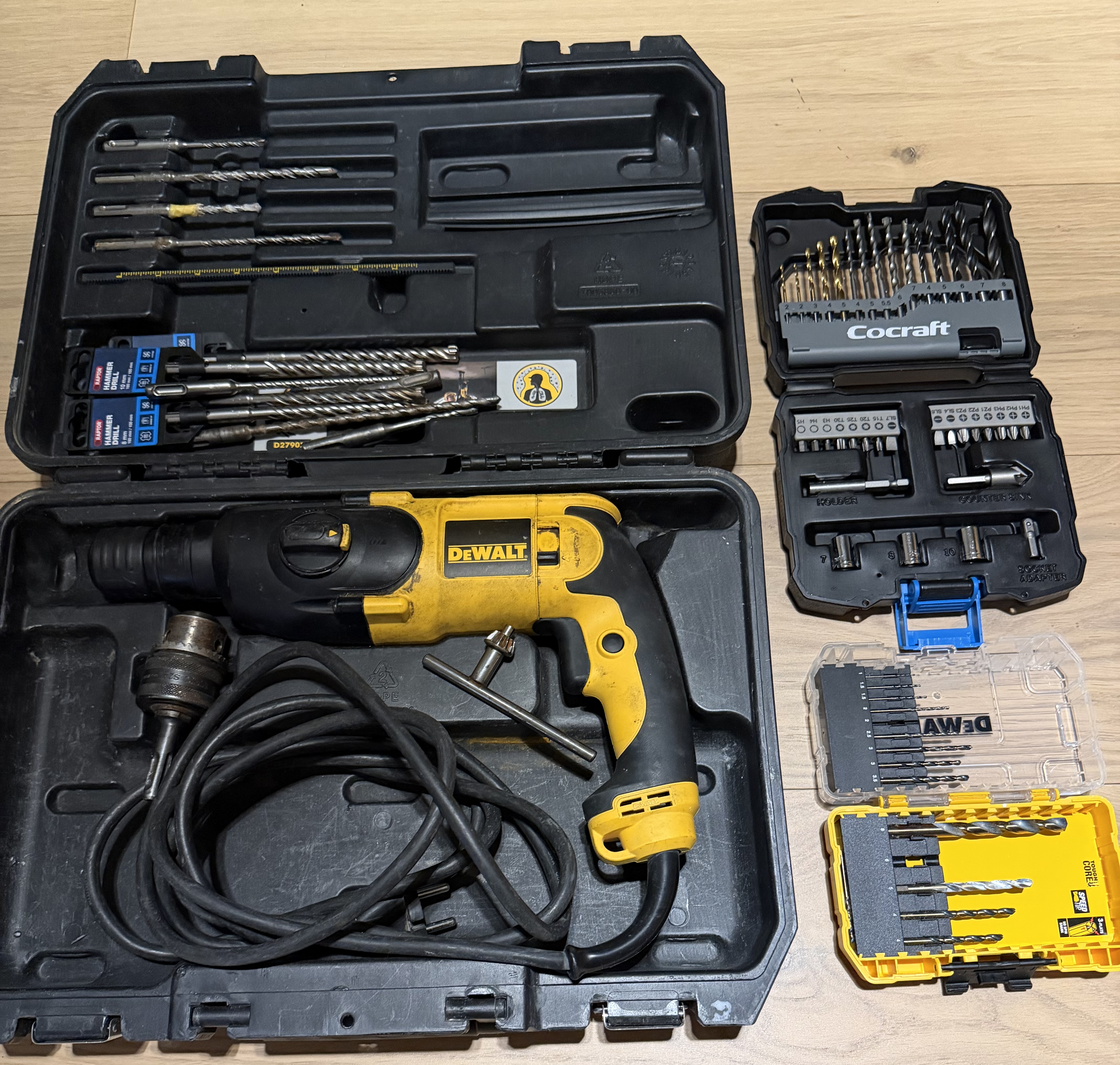 Robust dewalt‑borrmaskin med massor av tillbehör