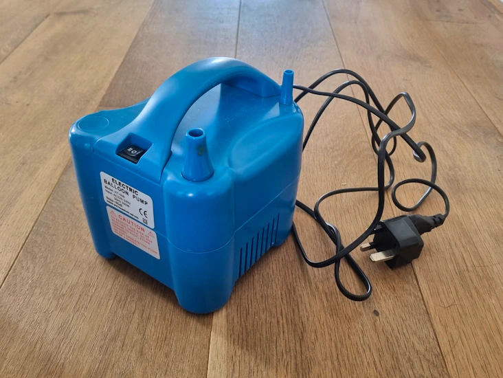 Electric balloon inflator pump