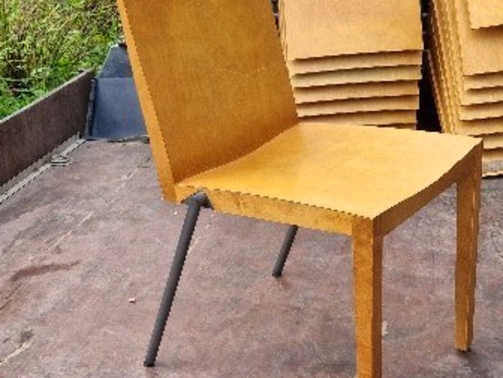 100kpl pinottavia puisia tuoleja