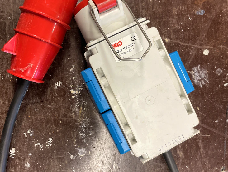 Dosa med trefas och 220 v