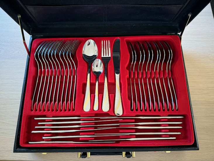 Bestikk og serveringsutstyr til 12 pers (totalt 72 deler)