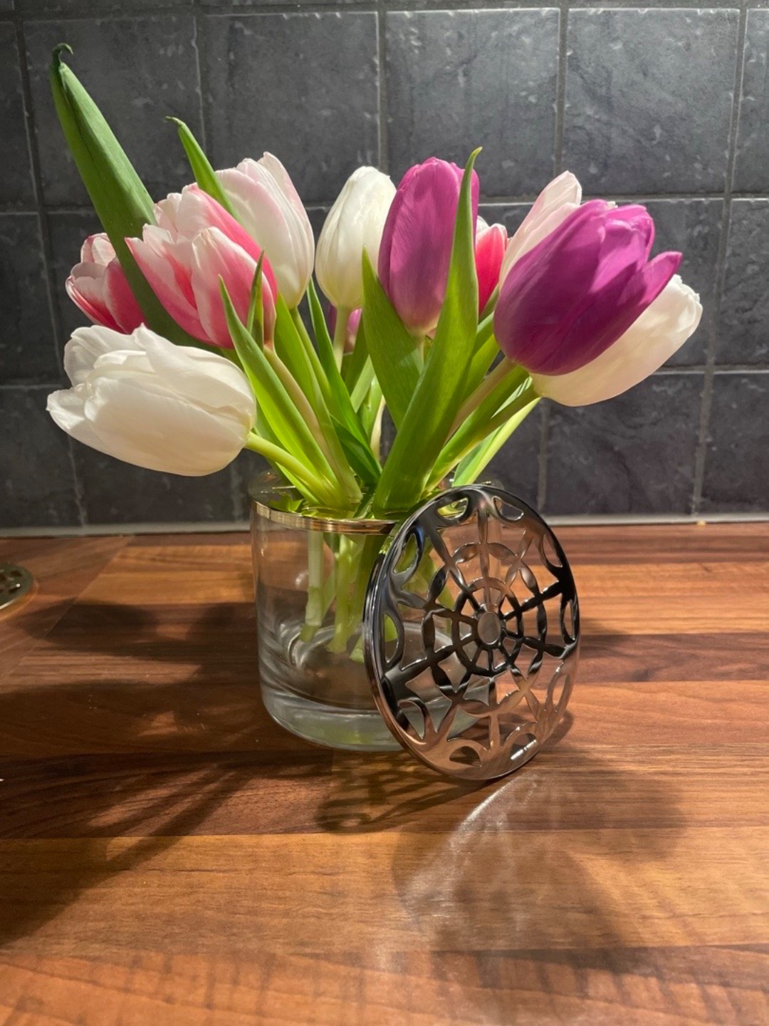 Eleganta vaser med guld eller silver lock