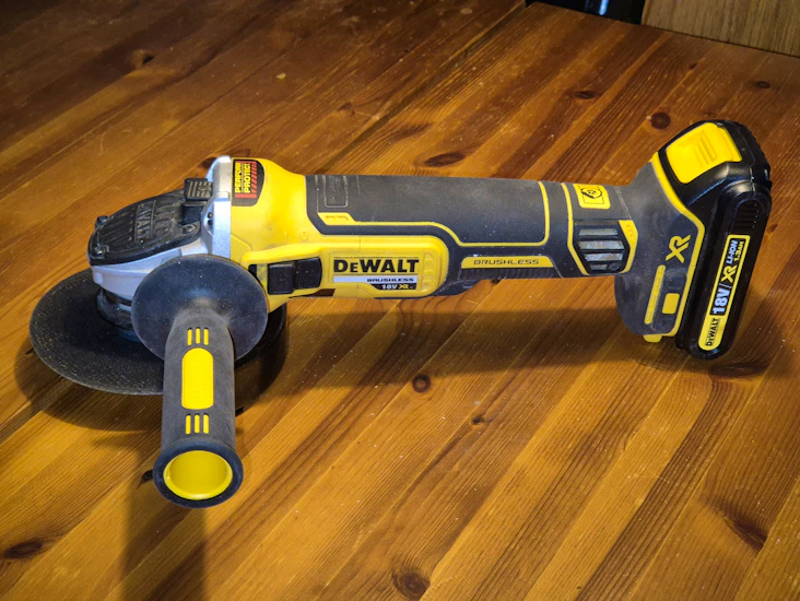 Dewalt 18v xr kulmahiomakone