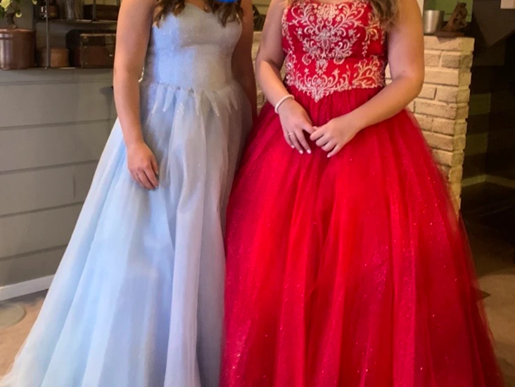 En lyseblå ballkjole leies ut