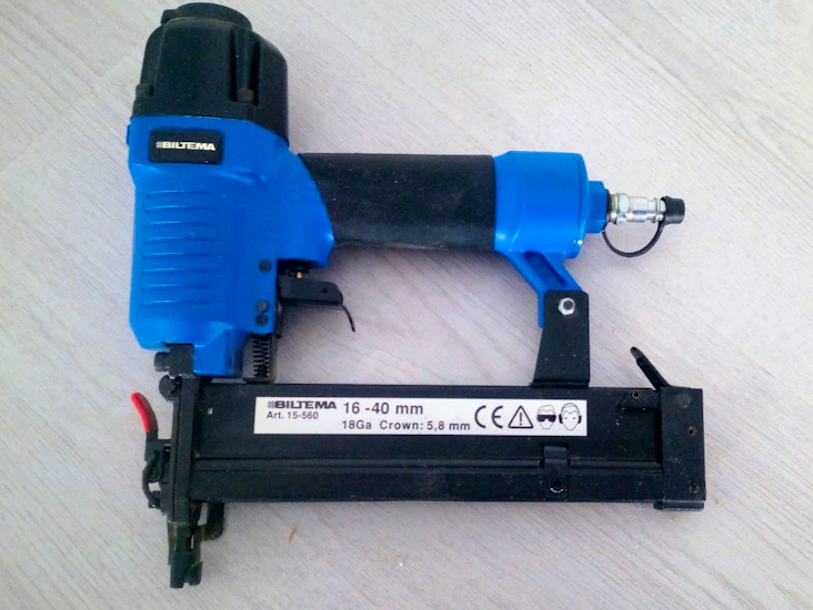 Luftdriven klammerpistol