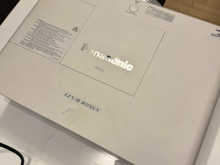 Kraftig projektor - panasonic pt-ez570