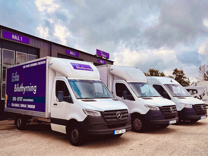 Lätt lastbil 18 kubik med lift ( automat )