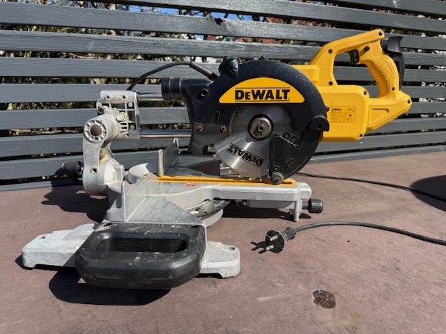 Kap och gersåg  dewalt dws774 -qs