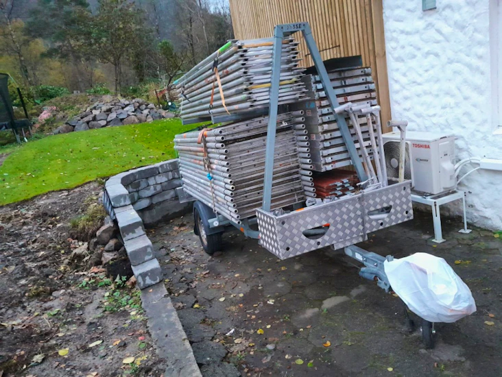 fasade stillas på henger