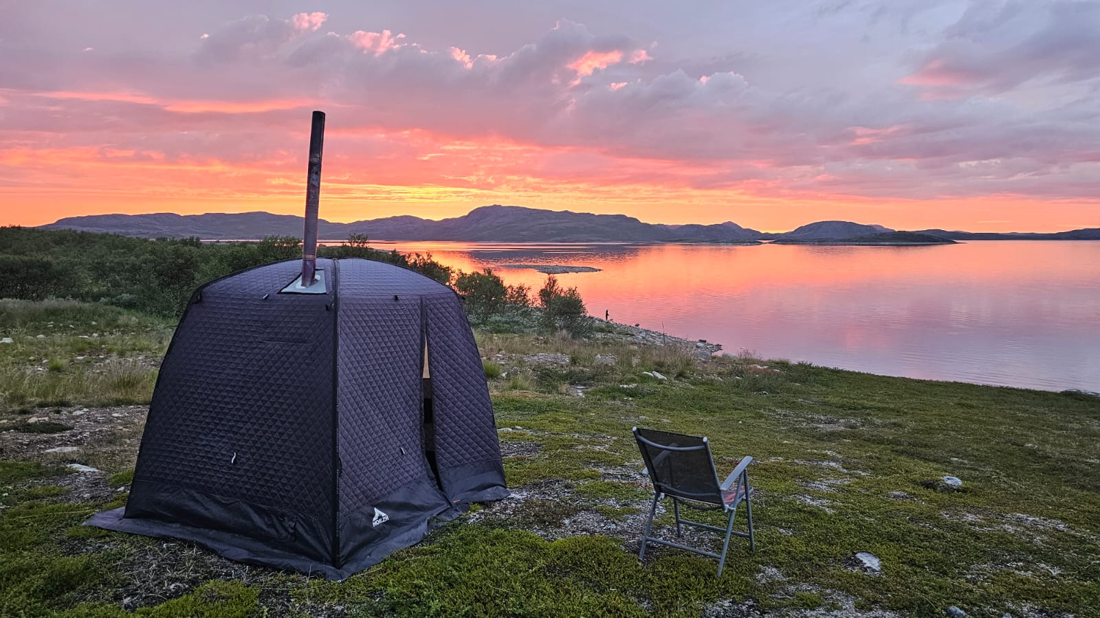 Telttasauna , kaminakiuas ja lauteet 