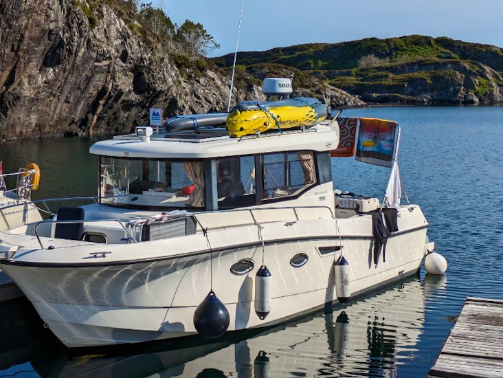 Quicksilver 905 pilothouse cabincruiser