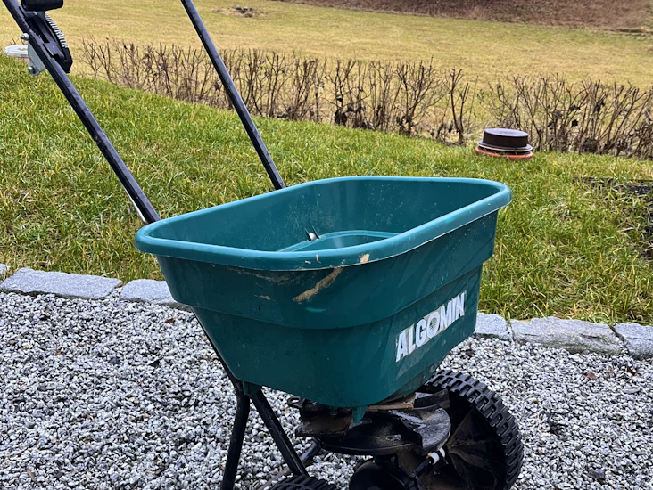 Algomin gödselspridare