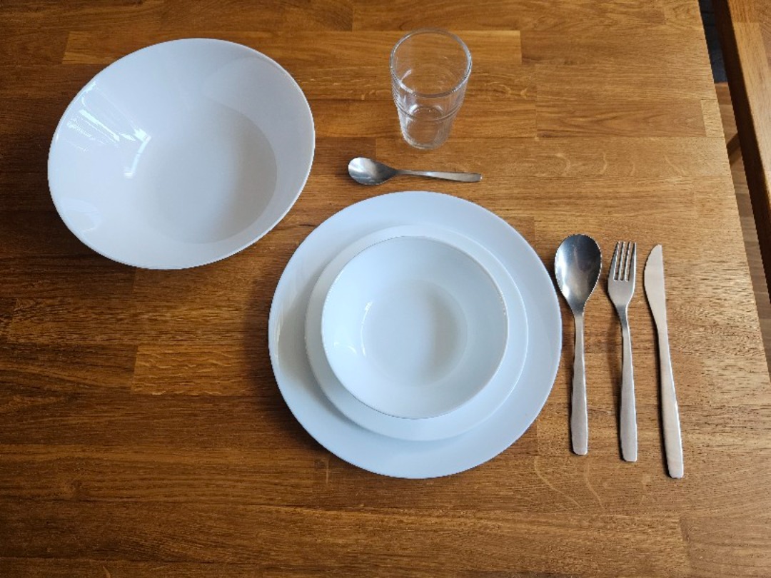 Talrikar, assietter, skålar, bestick, glas 
