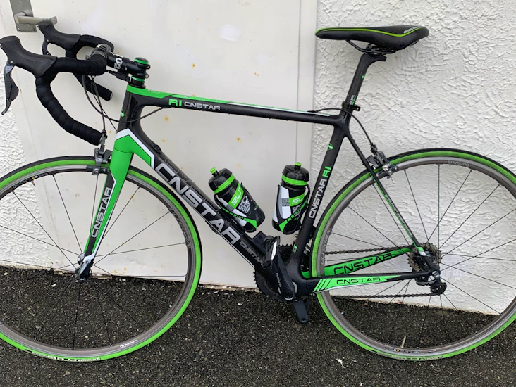 Lett og responsiv karbonsykkel med elektrisk girsystem