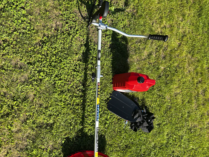 Bensindriven röjsåg med trimmerspole + slyklinga