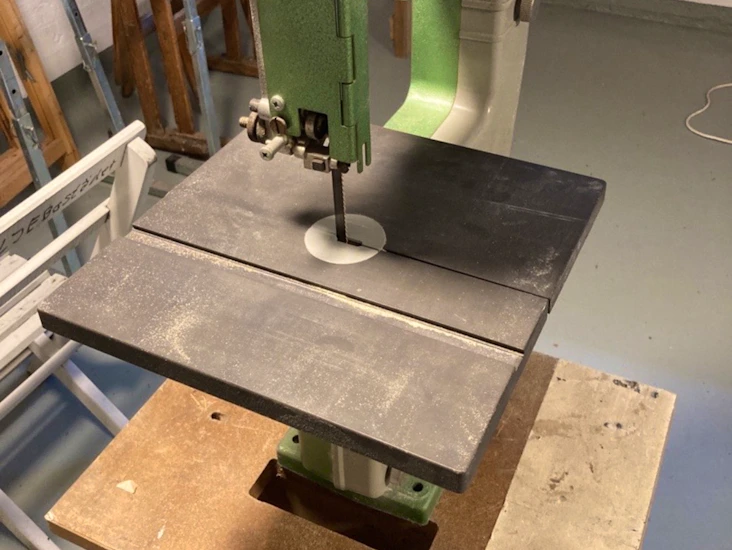 Bandsåg uthyres på plats.